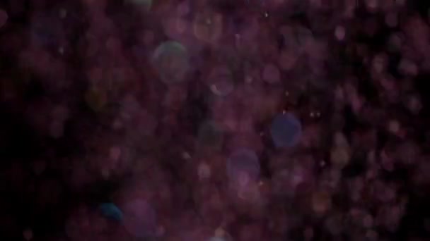 Paillettes réalistes explosant sur fond noir .