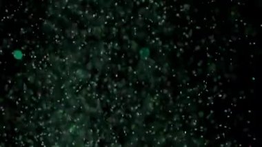 Siyah arka plan üzerinde patlayan gerçekçi Glitter.