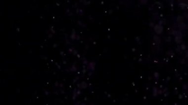 Siyah arka plan üzerinde patlayan gerçekçi Glitter.