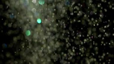 Siyah arka plan üzerinde patlayan gerçekçi Glitter.