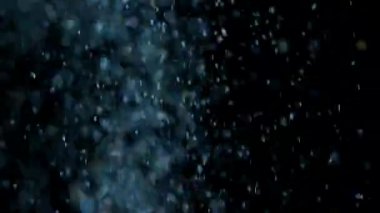 Siyah arka plan üzerinde patlayan gerçekçi Glitter.