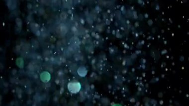 Siyah arka plan üzerinde patlayan gerçekçi Glitter.