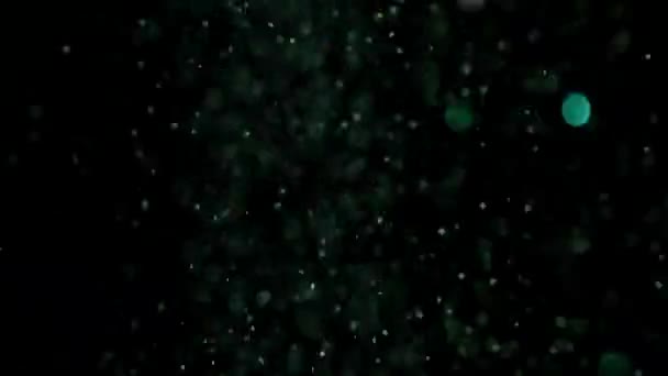 Realistische Glitter exploderen op zwarte achtergrond. — Stockvideo