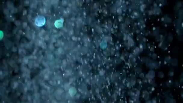 Realistische Glitter exploderen op zwarte achtergrond. — Stockvideo