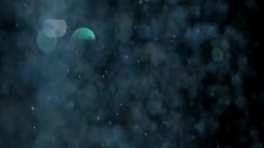 Siyah arka plan üzerinde patlayan gerçekçi Glitter.