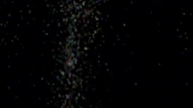 Siyah arka plan üzerinde patlayan gerçekçi Glitter.