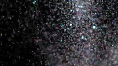 Siyah arka plan üzerinde patlayan gerçekçi Glitter.