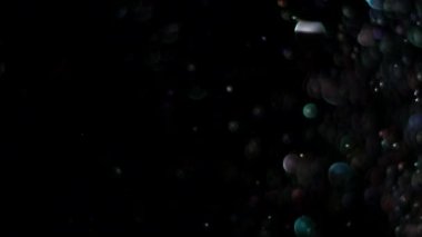 Siyah arka plan üzerinde patlayan gerçekçi Glitter.