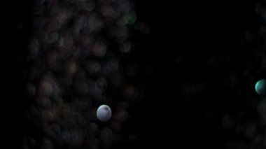 Siyah arka plan üzerinde patlayan gerçekçi Glitter.