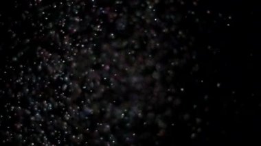 Siyah arka plan üzerinde patlayan gerçekçi Glitter.