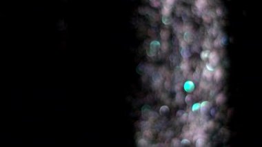 Siyah arka plan üzerinde patlayan gerçekçi Glitter.