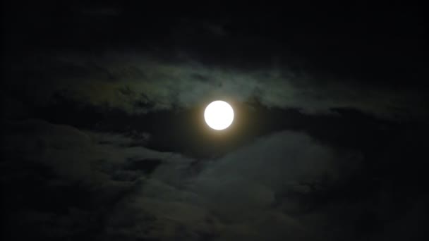 Nouvelle lune et nuages dans le ciel noir aigu 
