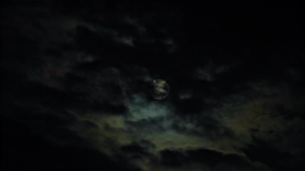 Nieuwe maan en wolken in de hemel Pitchblack — Stockvideo