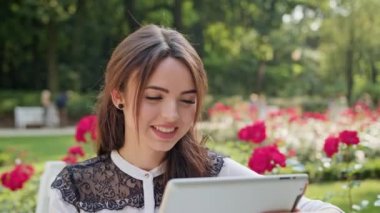 Kadın parkta Tablet kullanma