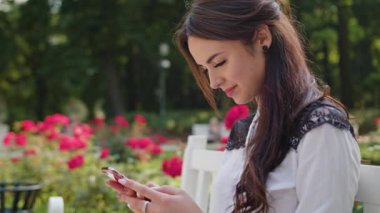 Kadın parkta bir telefon kullanma