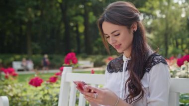 Kadın parkta bir telefon kullanma