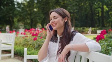 Kadın telefonda konuşurken Park