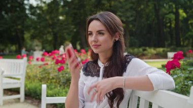 Kadın telefonda konuşurken Park