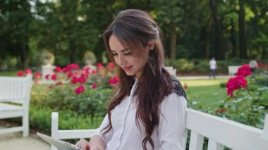 Kadın parkta Tablet kullanma