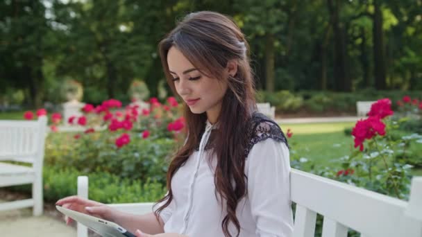 Lady in the Park Using a Tablet — Stock Video