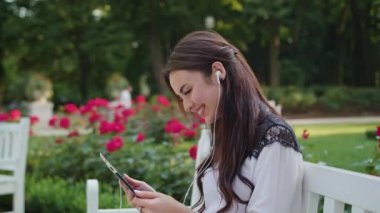 Kadın parkta Tablet kullanma