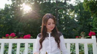 Yeme ve içme parkta oturan Bayan