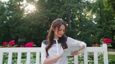 Kadın parkta Tablet kullanma