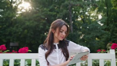 Kadın parkta Tablet kullanma