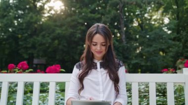 Kadın parkta Tablet kullanma