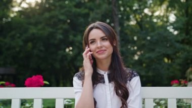 Kadın telefonda konuşurken Park