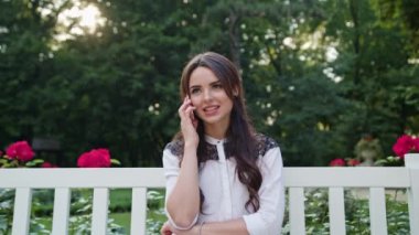 Kadın telefonda konuşurken Park