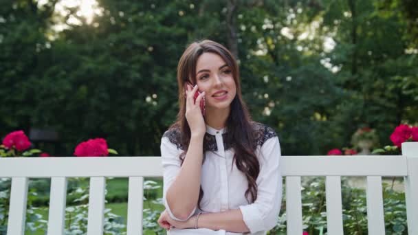 Dama en el parque hablando por teléfono — Vídeos de Stock