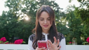 Kadın parkta bir telefon kullanma