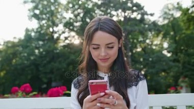 Kadın parkta bir telefon kullanma