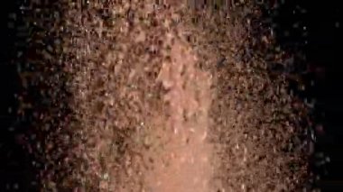 Siyah arka plan üzerinde patlayan gerçekçi Glitter.