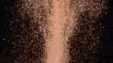 Siyah arka plan üzerinde patlayan gerçekçi Glitter.