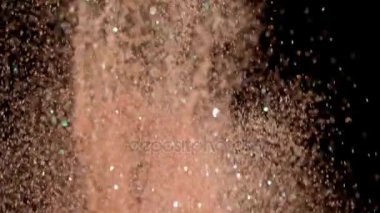 Siyah arka plan üzerinde patlayan gerçekçi Glitter.