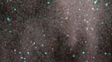 Siyah arka plan üzerinde patlayan gerçekçi Glitter.