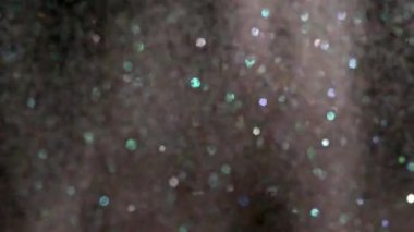 Siyah arka plan üzerinde patlayan gerçekçi Glitter.