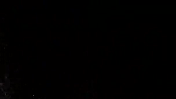 Paillettes réalistes explosant sur fond noir .