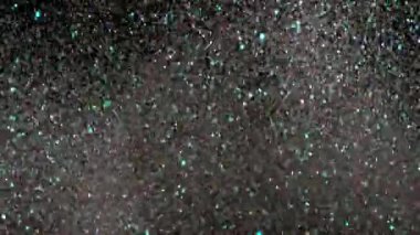 Siyah arka plan üzerinde patlayan gerçekçi Glitter.