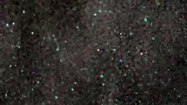 Siyah arka plan üzerinde patlayan gerçekçi Glitter.