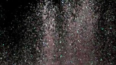 Siyah arka plan üzerinde patlayan gerçekçi Glitter.