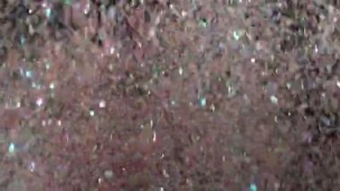 Siyah arka plan üzerinde patlayan gerçekçi Glitter.