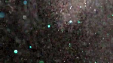 Siyah arka plan üzerinde patlayan gerçekçi Glitter.