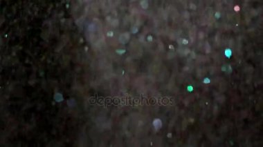 Siyah arka plan üzerinde patlayan gerçekçi Glitter.