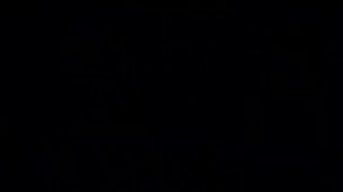 Siyah arka plan üzerinde patlayan gerçekçi Glitter.