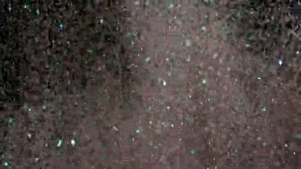 Realistische Glitter exploderen op zwarte achtergrond. — Stockvideo