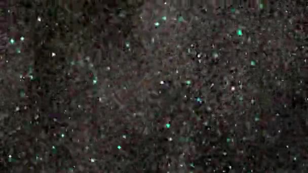 Paillettes réalistes explosant sur fond noir .