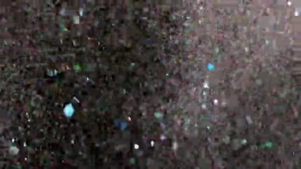 Realistiska Glitter exploderar på svart bakgrund. — Stockvideo